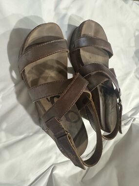 OTBT Brown Leather Multi-Strap Sandals